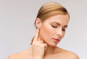 كيف يتم إجراء تجميل الأذن البارزة؟